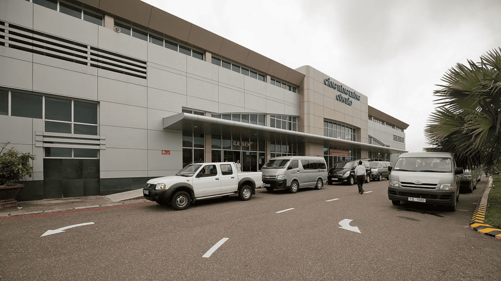 S&acirc;n bay C&ocirc;n Đảo nằm tại ph&iacute;a Bắc - Đ&ocirc;ng Bắc đảo C&ocirc;n Sơn, giữa thung lũng, hai b&ecirc;n l&agrave; n&uacute;i cao v&agrave; hai đầu gi&aacute;p biển